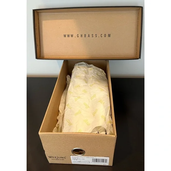 G.H. Bass & Co. White Loafers - Picture 4 of 10